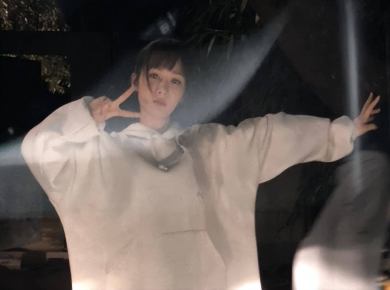 楊紫被曝疑與李現(xiàn)低調(diào)戀愛，多個細(xì)節(jié)太過巧合，還使用同款手機(jī)殼