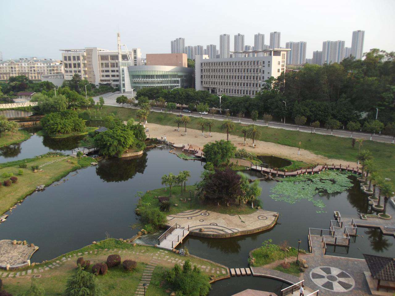 贛南師范大學怎么樣？是二本院校嗎？值得報考嗎？有什么好專業
