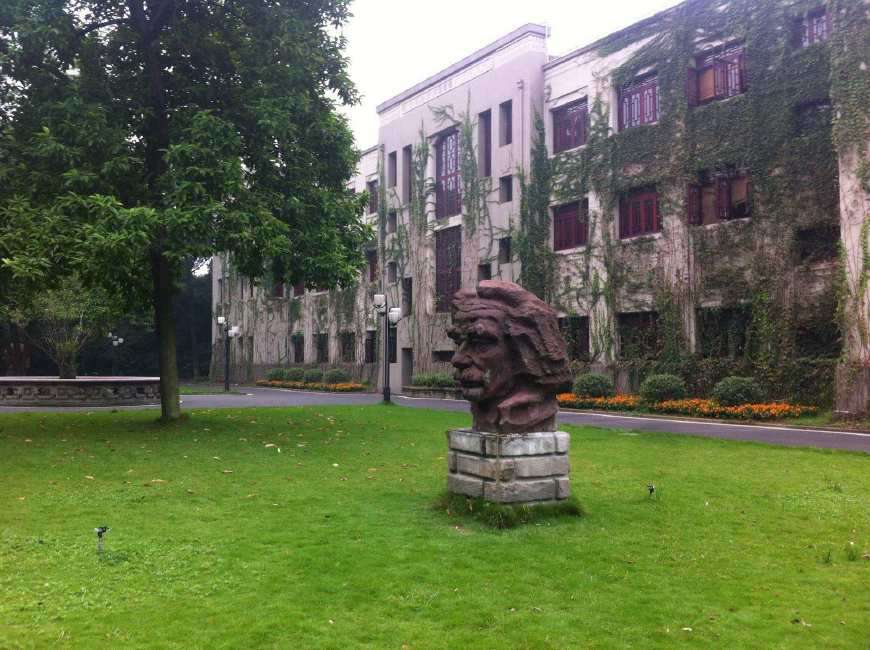 是211大學，全國排名37，能培養公費師范生，西南大學值得報考