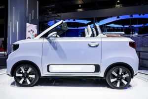 五菱宏光MINIEV敞篷版路試曝光，配電動(dòng)軟頂/2022年上市
