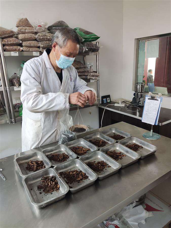 新洲七旬老中醫守護村民健康58載