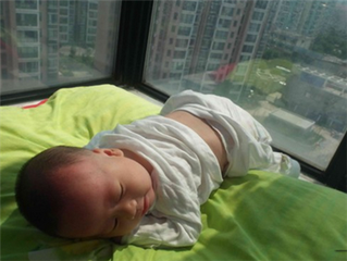 黃疸曬太陽隔著玻璃曬有效果嗎（需要脫了衣服嗎）