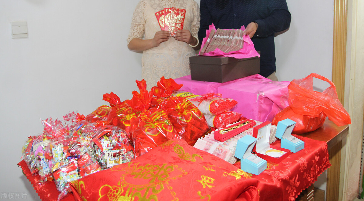 為什么結(jié)婚女方一定要彩禮(結(jié)婚到底該不該要彩禮)