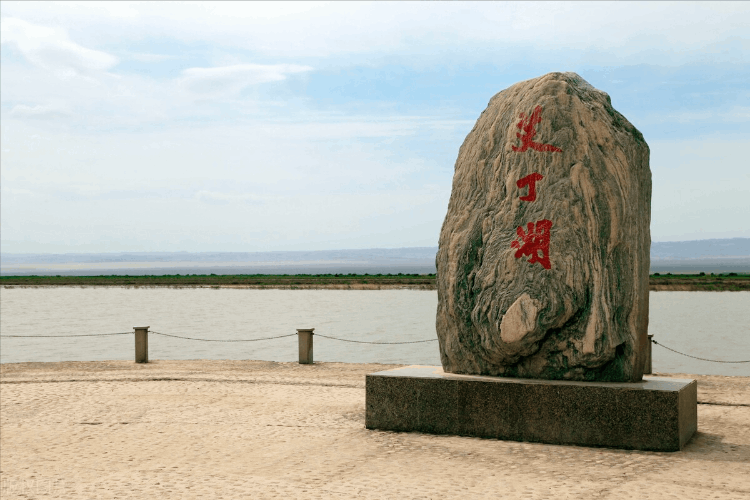 新疆湖泊排名(新疆的湖泊有哪些)