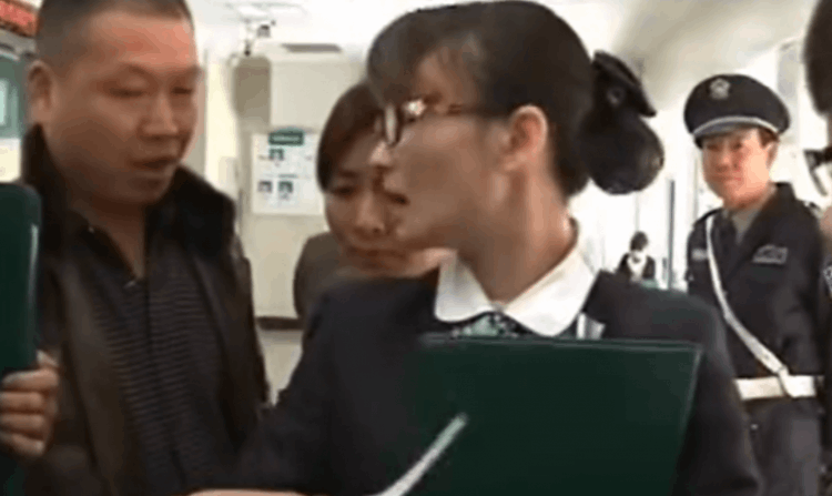 大媽偷走銀行5個億是真的嗎(浙江女商人聯合銀行內鬼暗箱操作)