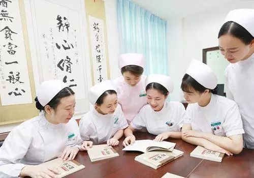 女生做人事好還是行政好（哪個輕松適合長期發(fā)展）