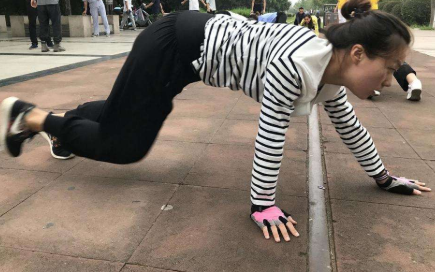 把它夾住去跑步不能掉體育課(訓練方法)