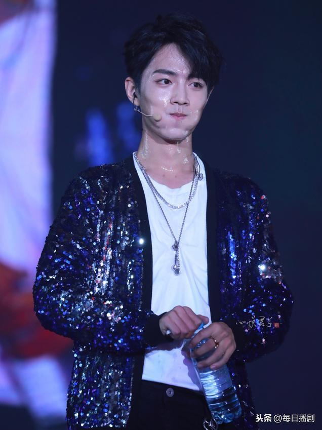 為什么男明星要穿長袖(男明星為什么穿打底)