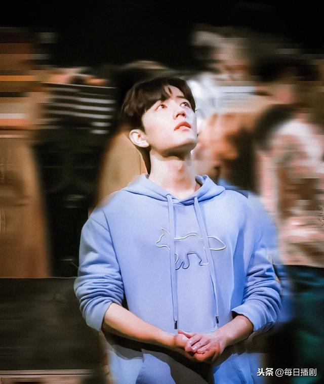 為什么男明星要穿長袖(男明星為什么穿打底)