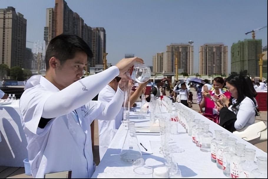 為什么喝酒吐完后嘴巴一直苦(喝酒為什么吐完就舒服了)