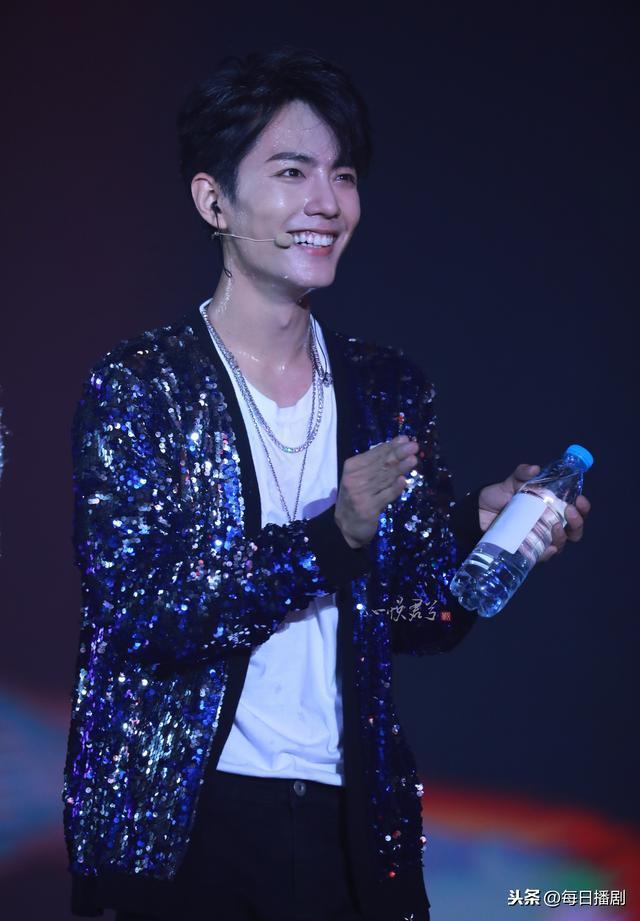為什么男明星要穿長袖(男明星為什么穿打底)