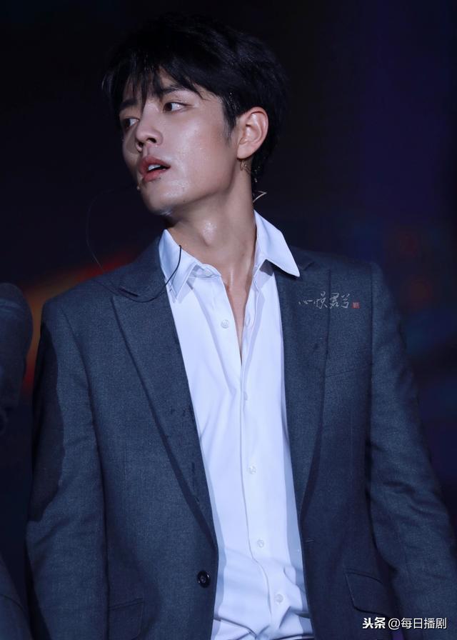 為什么男明星要穿長袖(男明星為什么穿打底)