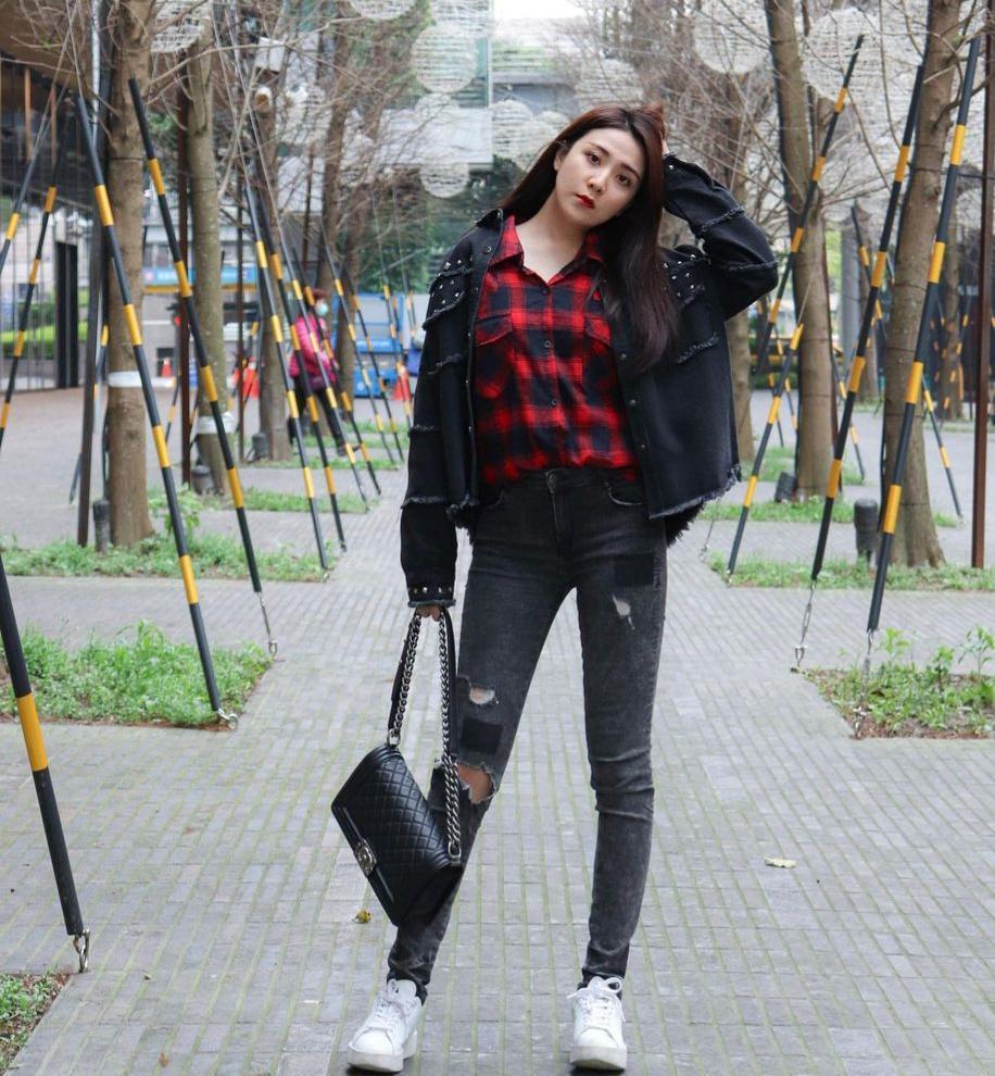 為什么女生穿窄褲褲襠會凸起來