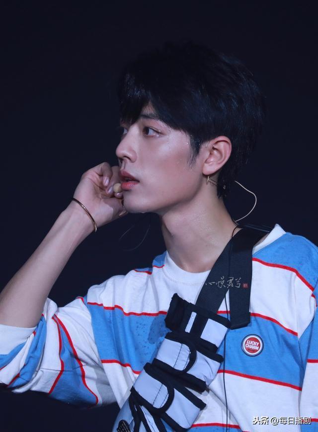 為什么男明星要穿長袖(男明星為什么穿打底)