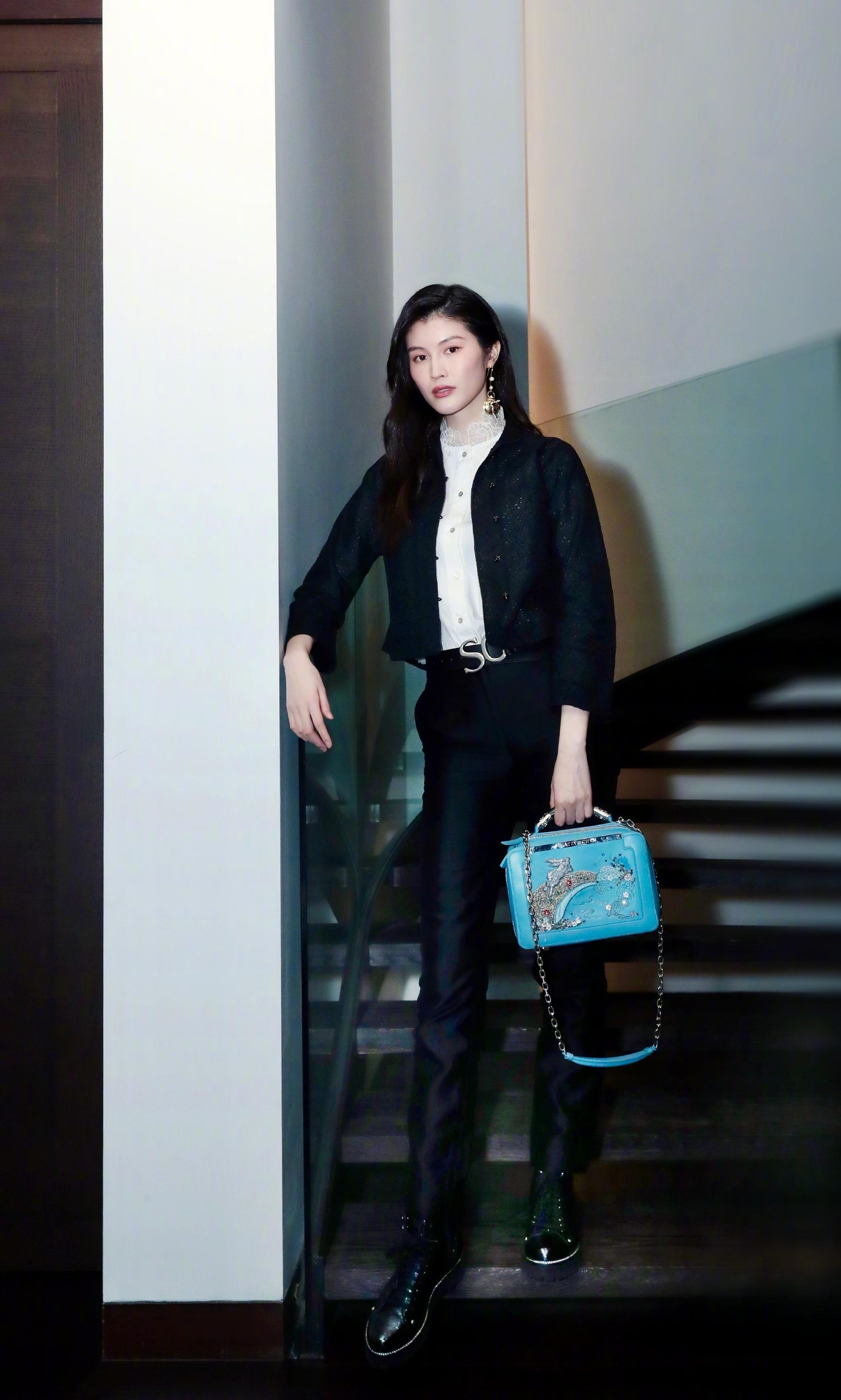 為什么美女平胸(為什么美女平胸多)