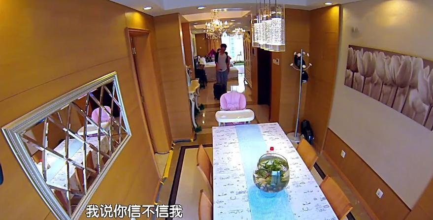 為什么甜馨家里在地板上鋪泡沫墊