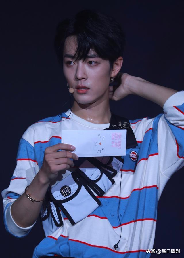 為什么男明星要穿長袖(男明星為什么穿打底)