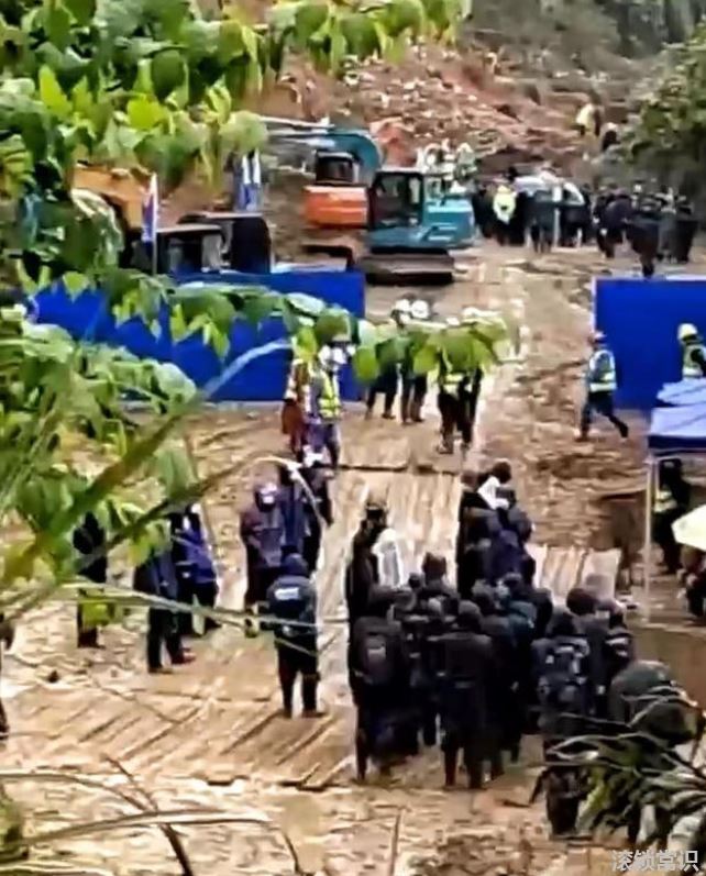 空難搜救現(xiàn)場家屬呼喊“接你回家”
