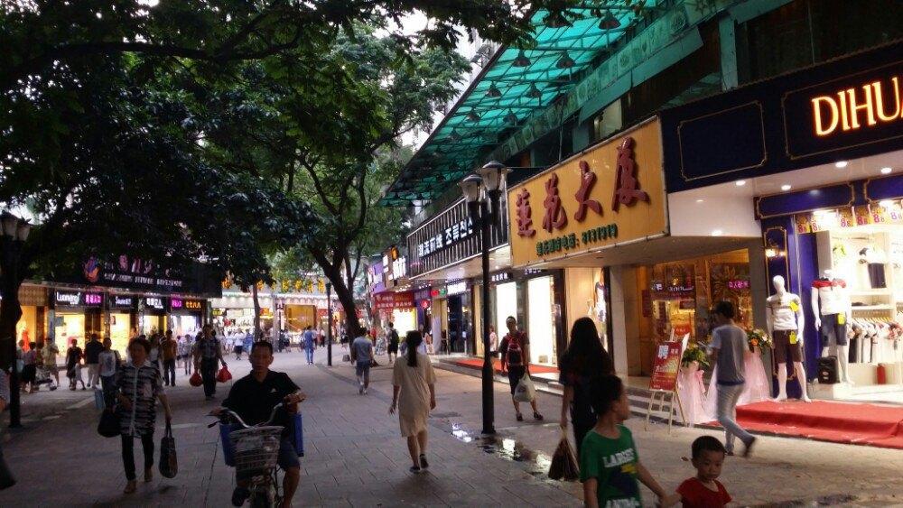 珠海最繁華的步行街在哪里(珠海年輕人買衣服的地方)
