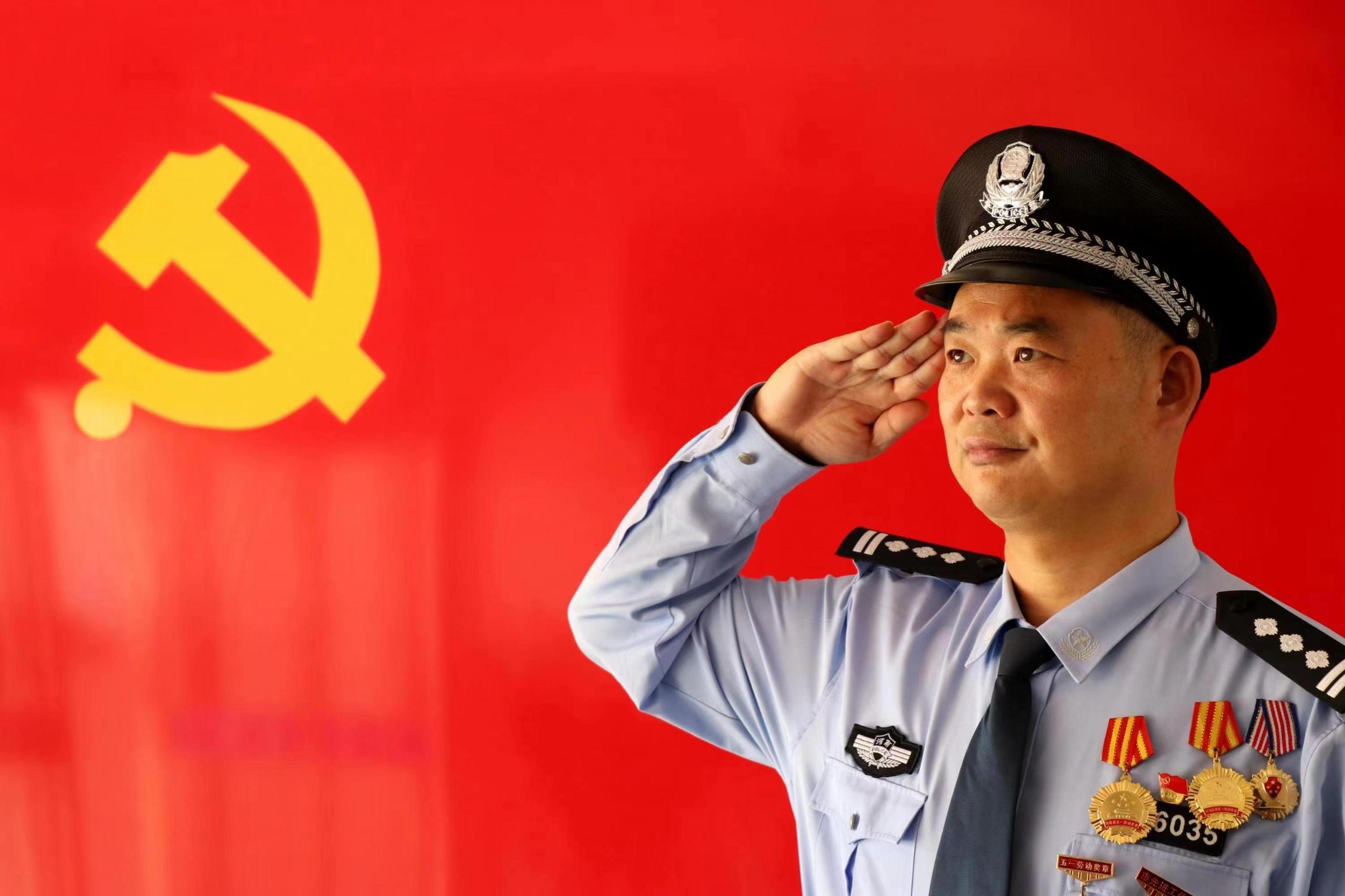 敬業奉獻個人簡短事跡(感動中國敬業的人物事跡)
