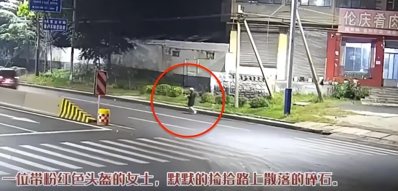 濟(jì)南彎腰撿石子女孩回應(yīng)走紅(28次彎腰撿石子引無數(shù)網(wǎng)友稱贊)