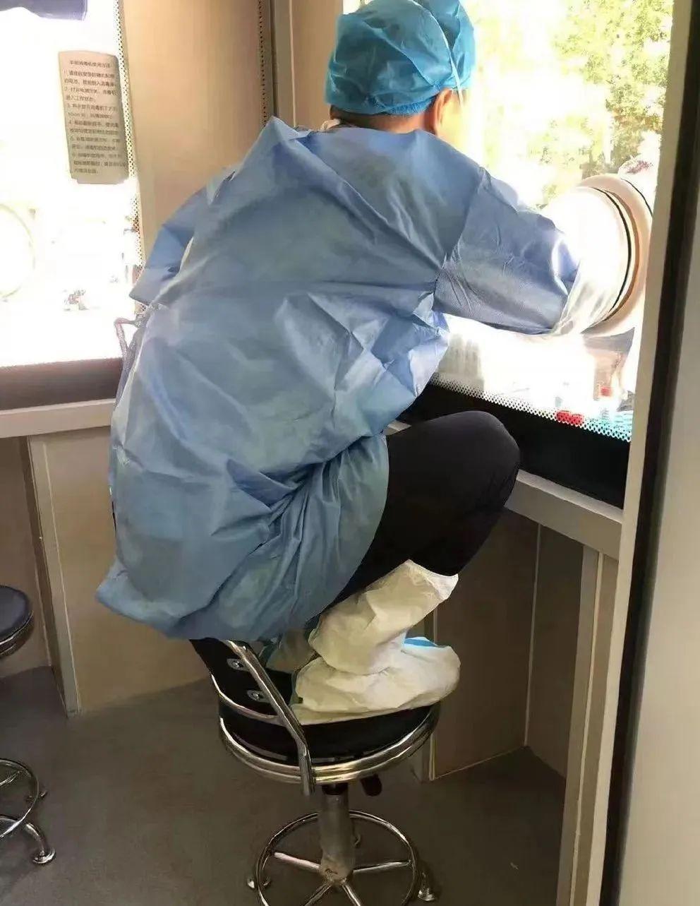 河南核酸采樣屋設計遭吐槽 反人類的設計