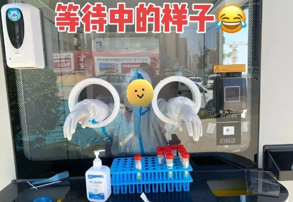 河南核酸采樣屋設計遭吐槽 反人類的設計