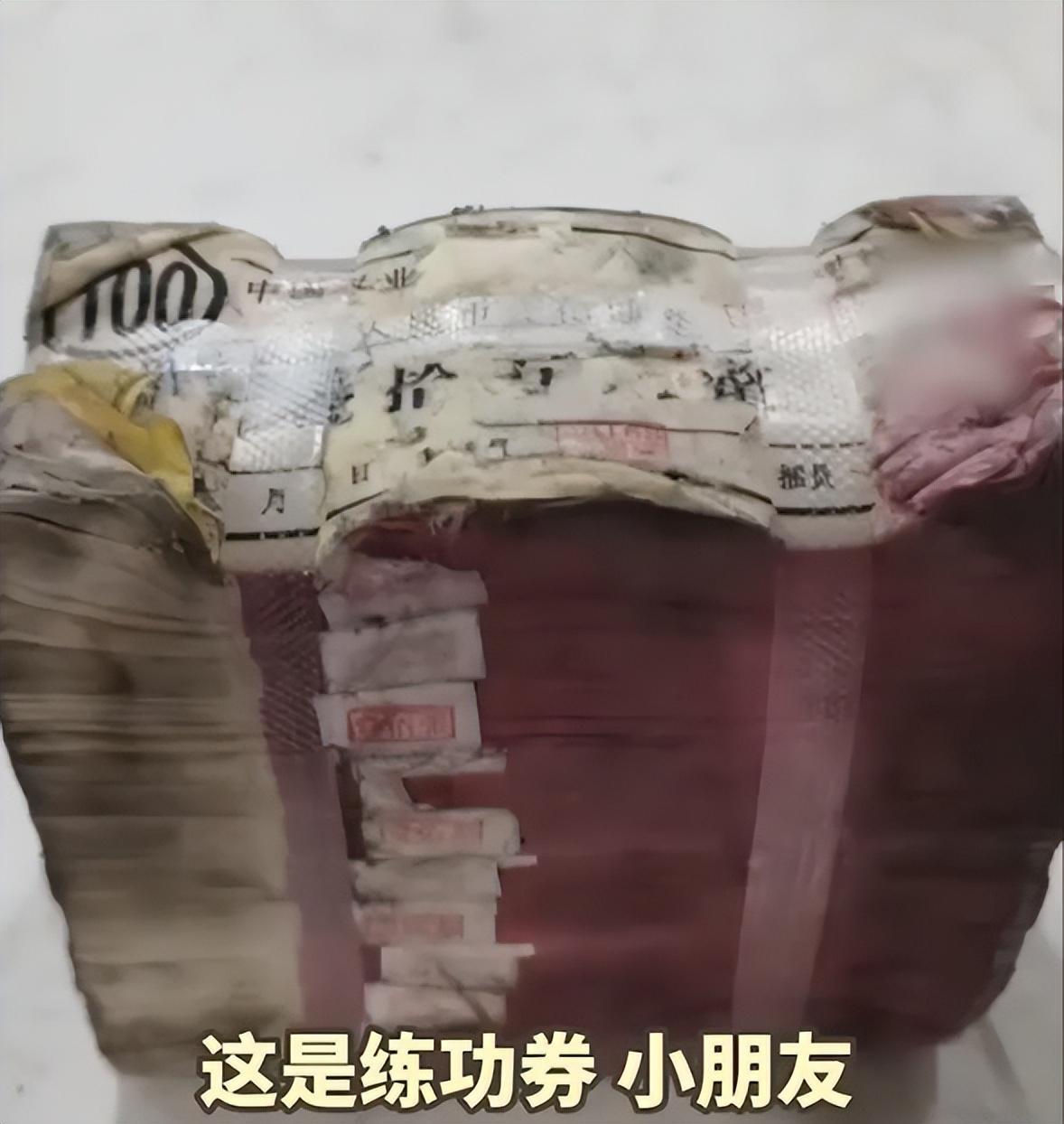 小學生撿到“十萬元”組團交派出所(小學生撿到練功券教給警察)