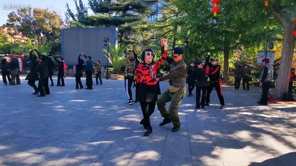 大媽跳舞過于陶醉把自己轉(zhuǎn)到湖里(大媽跳舞掉水里成落湯雞)