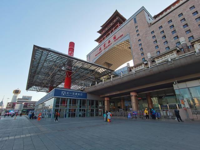 北京西站旅客戴n95不少人穿防護服（進出京不再查驗核酸證明及健康碼）