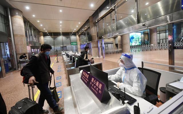 北京西站旅客戴n95不少人穿防護服（進出京不再查驗核酸證明及健康碼）
