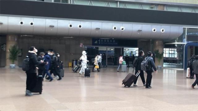 北京西站旅客戴n95不少人穿防護服（進出京不再查驗核酸證明及健康碼）