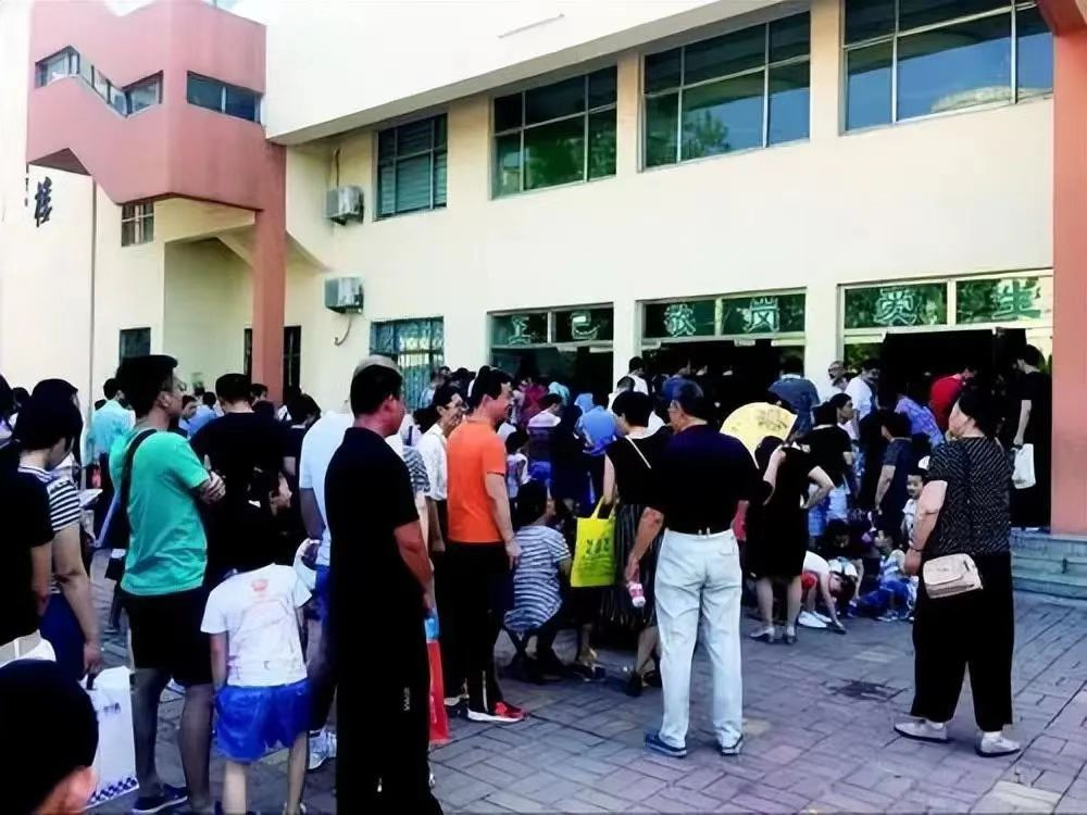 河南一小學禁止騎三輪接孩子,目的是校門口禁三輪車治擁堵