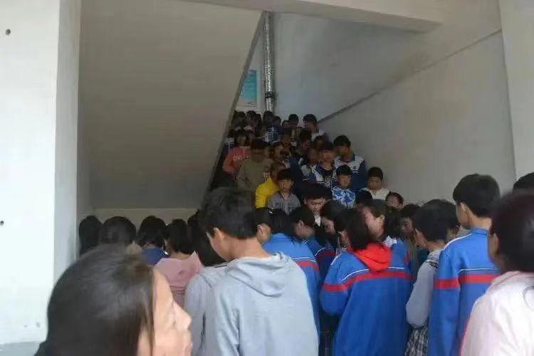 河南一小學禁止騎三輪接孩子,目的是校門口禁三輪車治擁堵