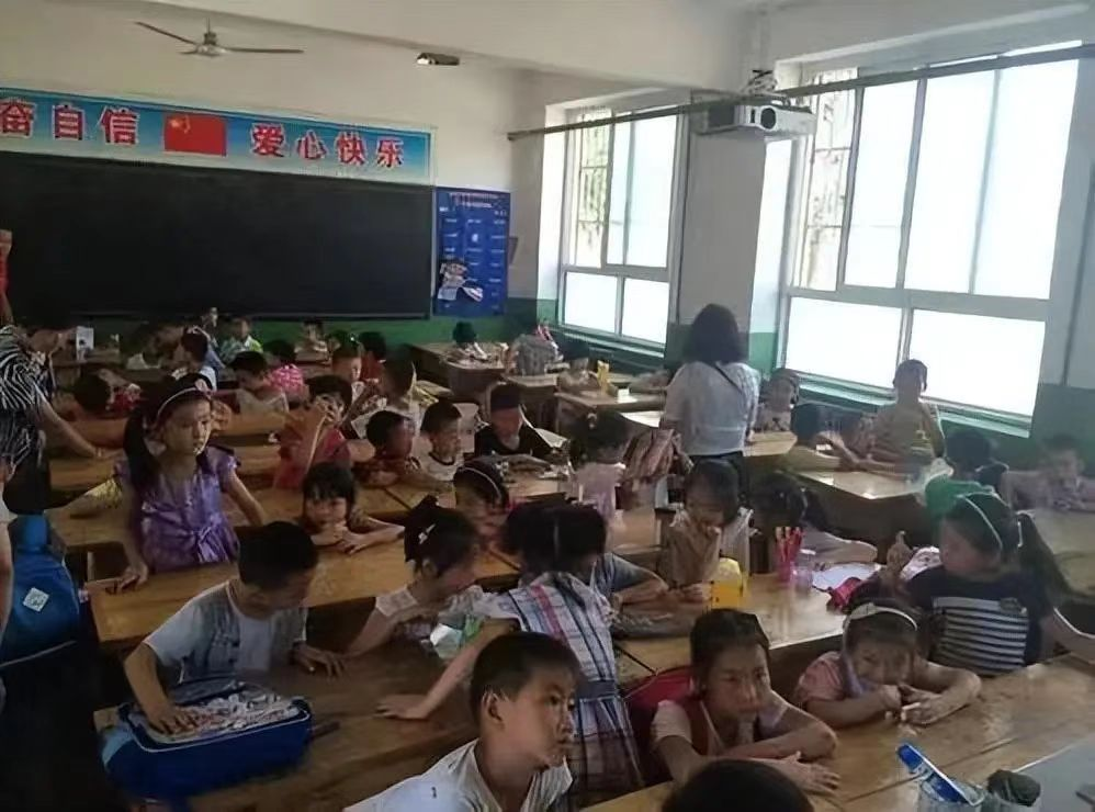 河南一小學禁止騎三輪接孩子,目的是校門口禁三輪車治擁堵